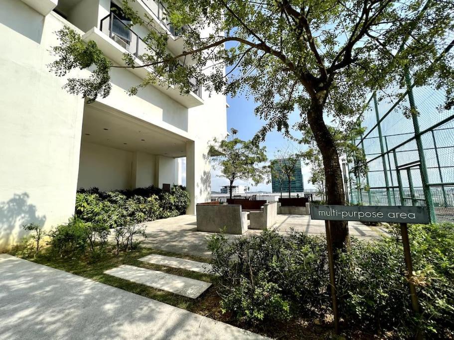 Apartment Eighteen At Trefoil Setia Alam Shah Alam